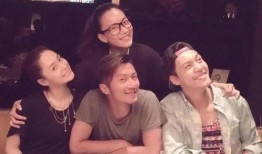 扒爷爆料英皇经纪人视频,英皇经纪人神秘视频曝光，内幕惊人！